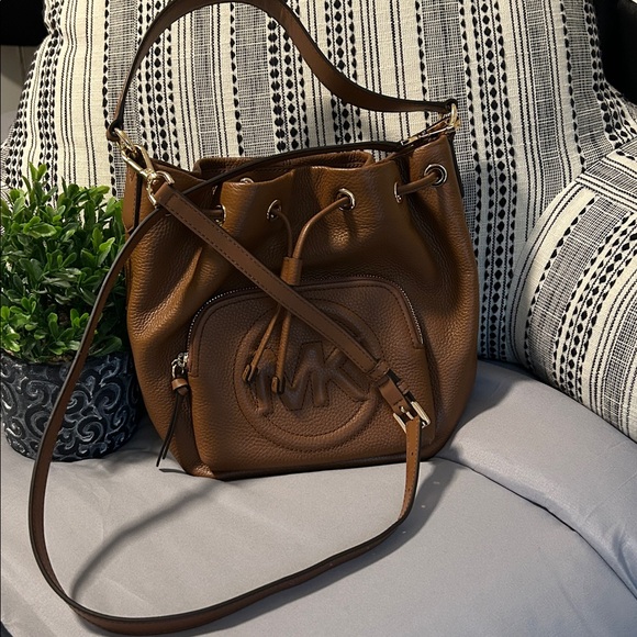 Michael Kors Brynn Bucket Bag NWOT - Picture 8 of 12
